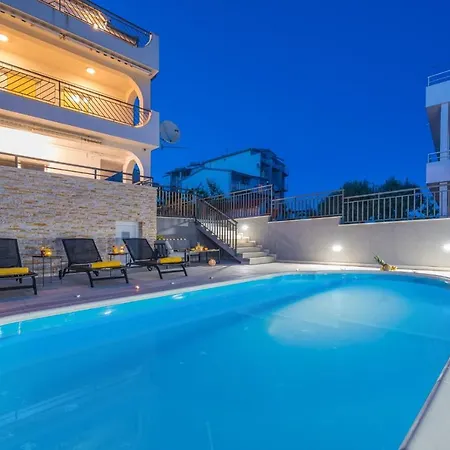 Seaview With Pool - Yellow *