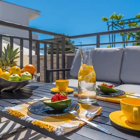 Seaview With Pool - Yellow Apartmán Trogir