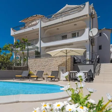 Seaview With Pool - Yellow Apartment