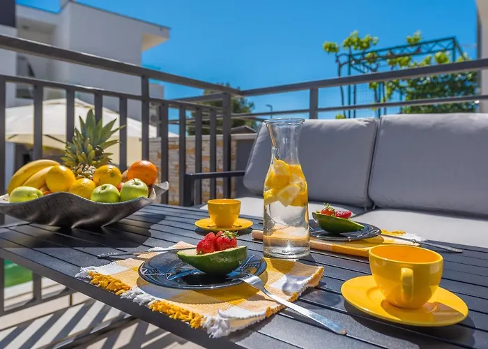 Seaview With Pool - Yellow Apartment Trogir