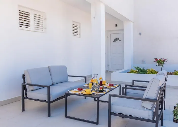 Apartment Seaview With Pool - Yellow *