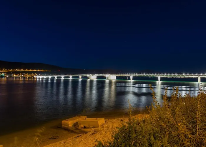 Seaview With Pool - Yellow *