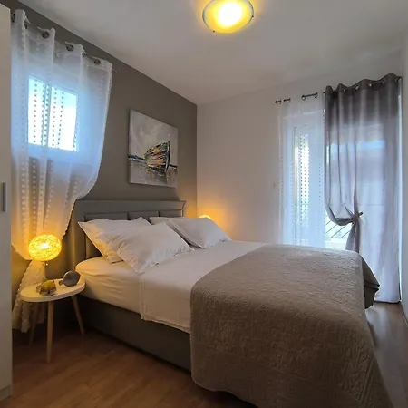 Seaview With Pool - Yellow 特罗吉尔