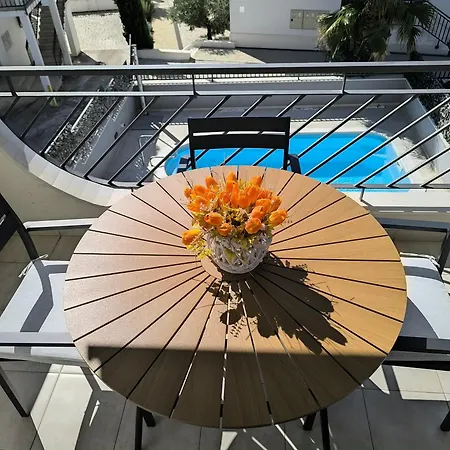 Seaview With Pool - Yellow * 特罗吉尔